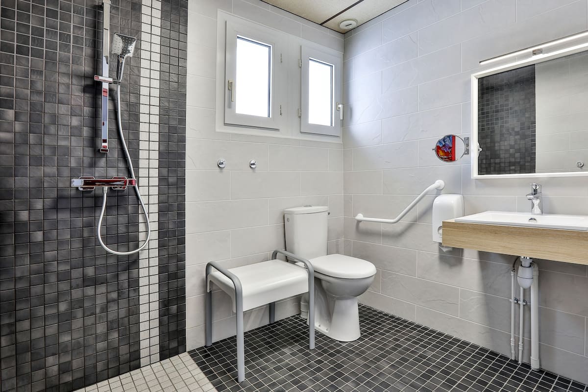 free toiletries, hair dryer