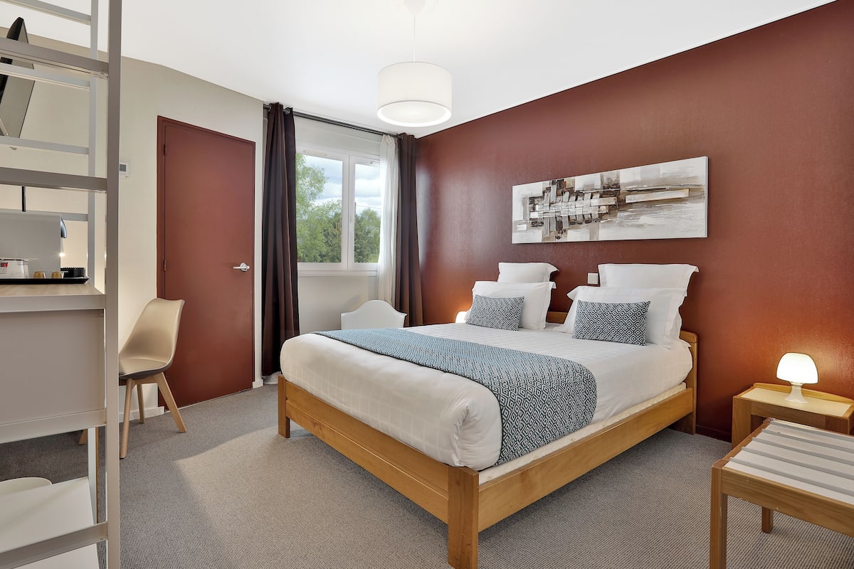 Comfort Double Room, 1 Queen Bed | Premium bedding, desk, blackout drapes, soundproofing
