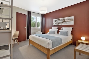 أغطية فراش متميزة ومكتب وستائر تعتيم وتجهيزات عازلة للصوت