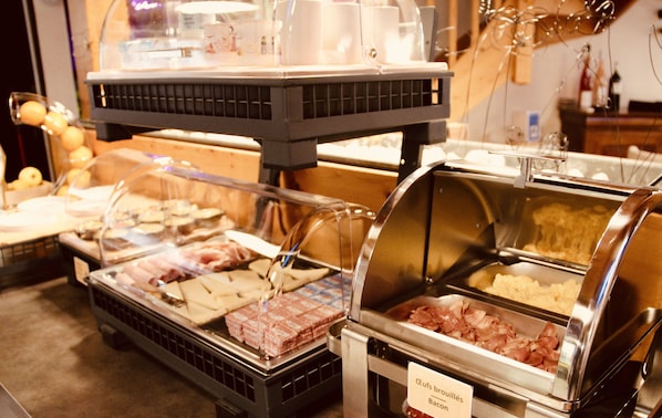 Daily continental breakfast (EUR 15.90 per person)