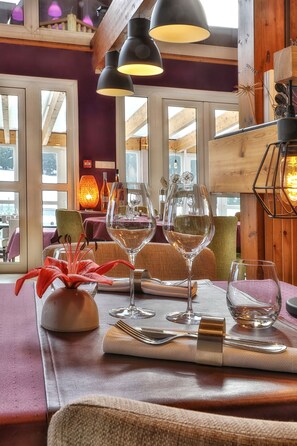 حيث تُقدم وجبات الإفطار، الغداء، الأطباق الفرنسية، إطلالات على الحديقة