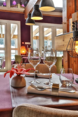 Se sirven desayunos, comidas y cocina francesa con vista al jardín