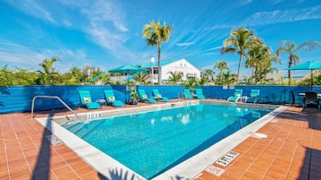 Piscina externa, funciona das 7h30 às 21h30, barracas de cortesia