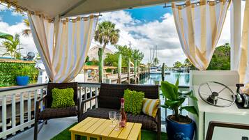 Floating Coconut Cottage Houseboat | Terrace/patio