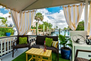 Floating Coconut Cottage Houseboat | Teras/patio
