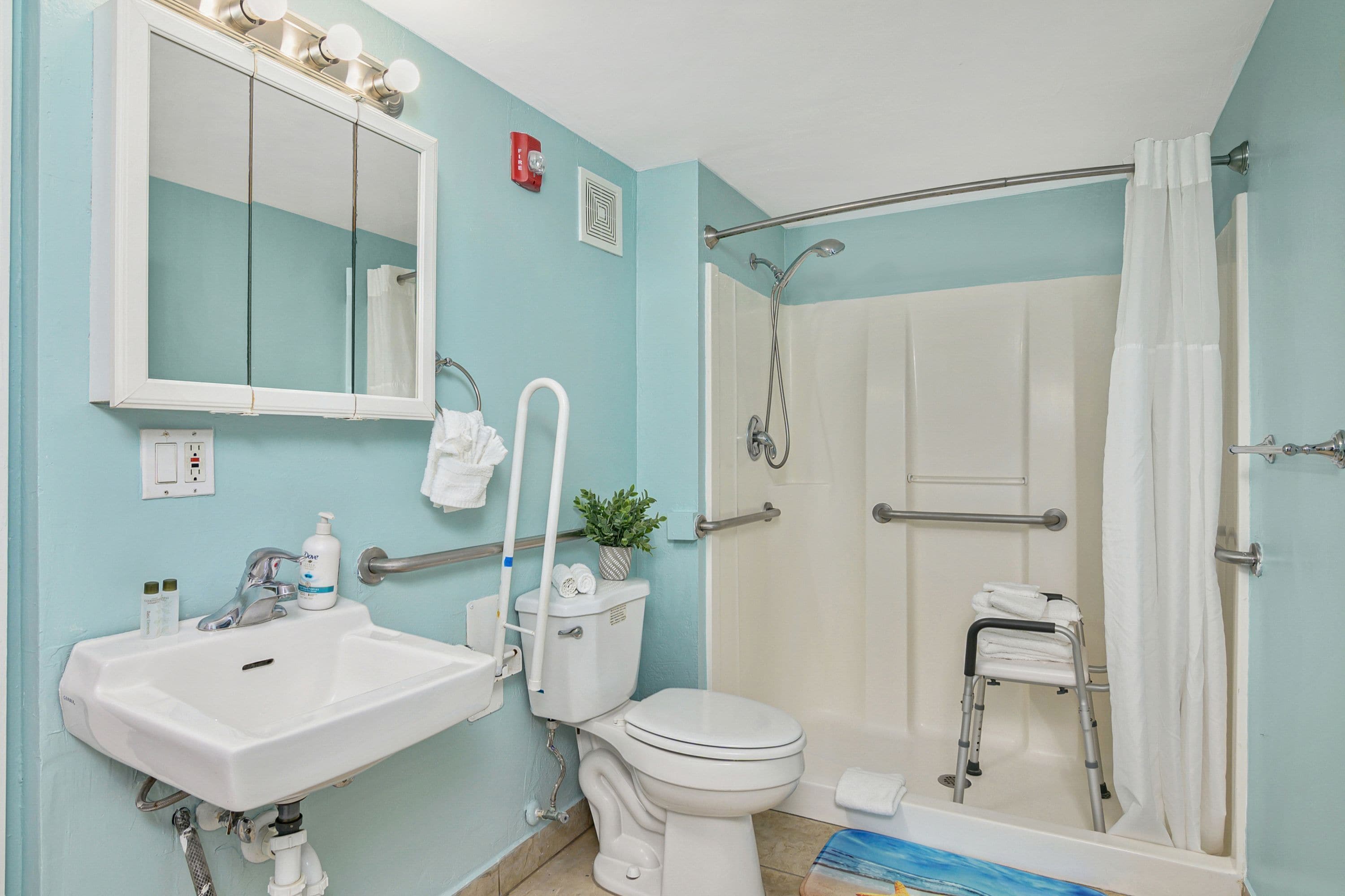 Un baño con lavamanos, inodoro y ducha.