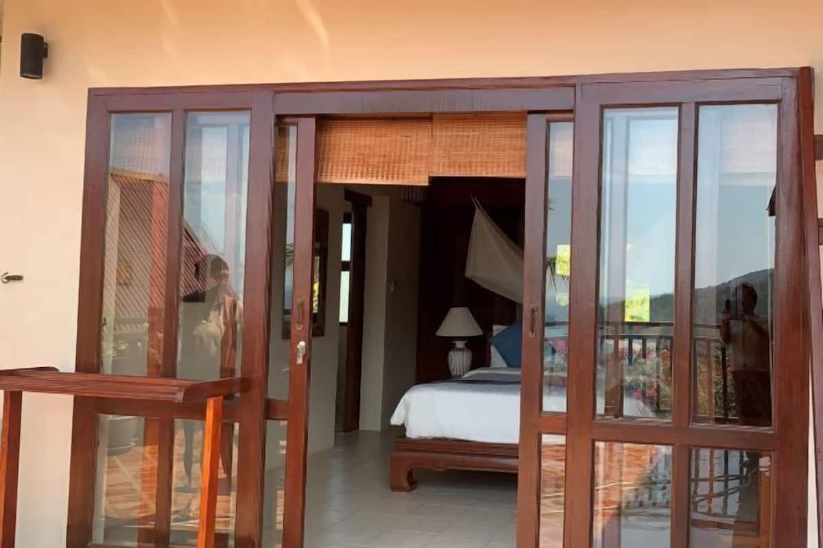 2 habitaciones, caja de seguridad en la habitación y escritorio