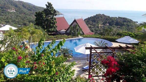 Utendørsbasseng og solsenger