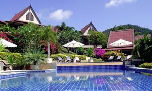 Outdoor pool, sun loungers - Baan KanTiang See Villas (2 bedroom villas) (Ko Lanta)