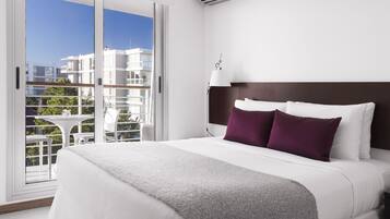 Minibar, coffres-forts dans les chambres, rideaux occultants