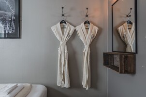 Cortinas blackout, Wi-Fi de cortesia, roupa de cama