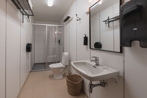 Douche, articles de toilette écologiques, sèche-cheveux