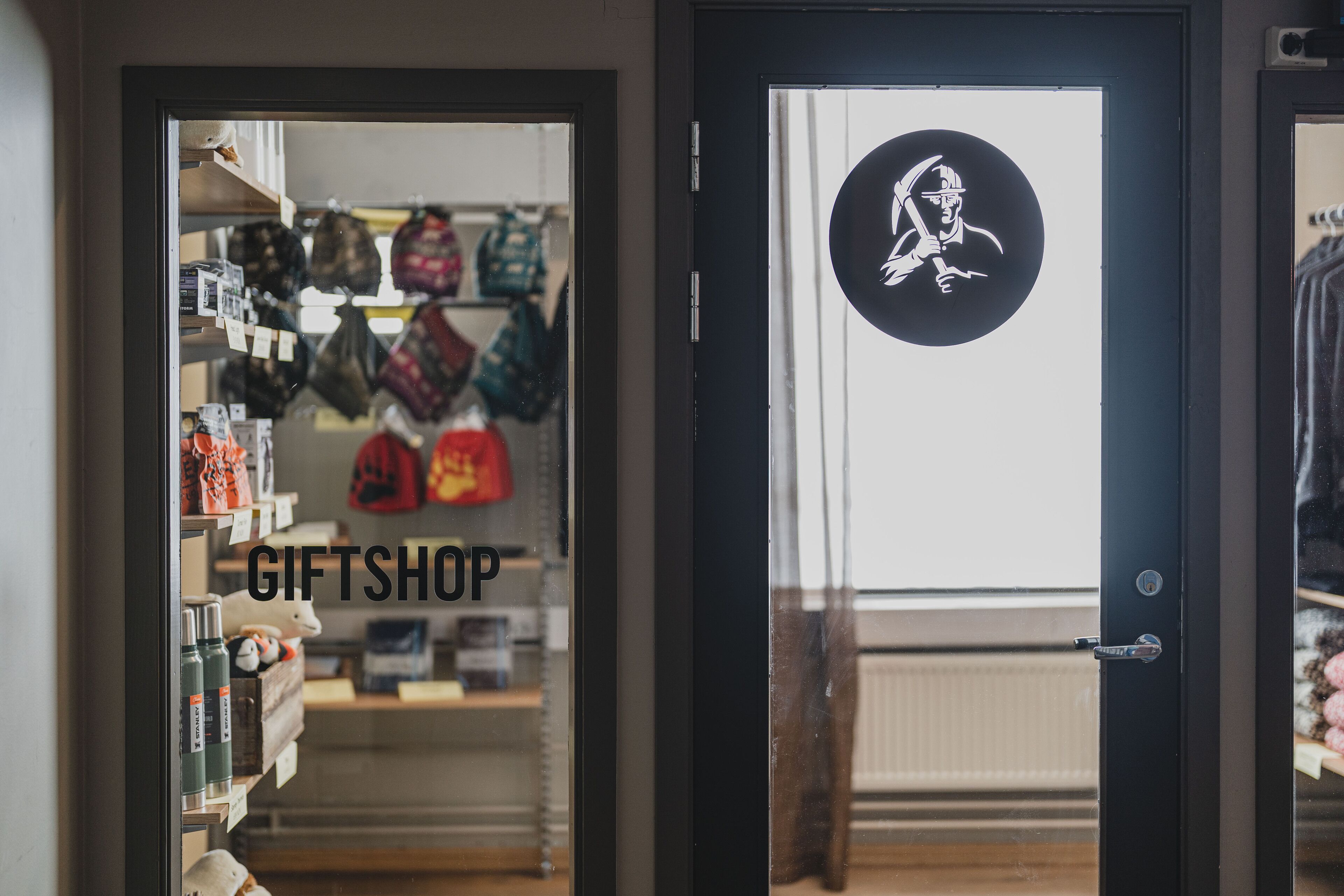 Una tienda de regalos con estantes llenos de artículos y un letrero que dice "GIFTSHOP".