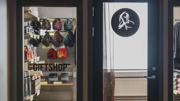 Una tienda de regalos con estantes llenos de artículos y un letrero que dice "GIFTSHOP".