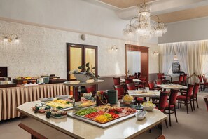 بوفيه فطور مجانًا يوميًا