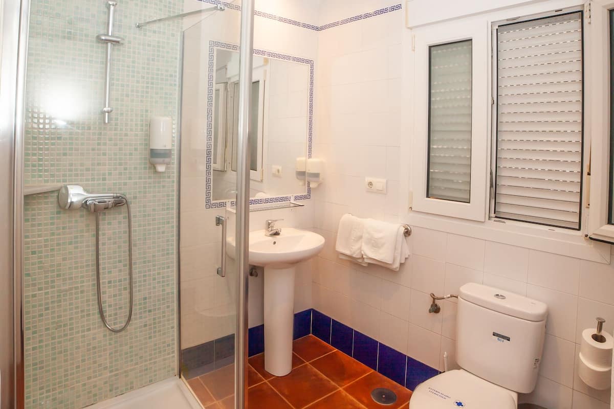 Quadruple Room, Private Bathroom | Bathroom | Shower, free toiletries, hair dryer, towels