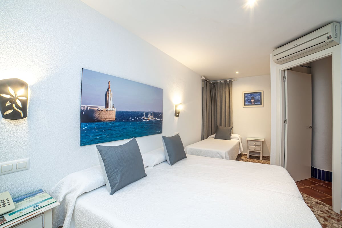 Standard Triple Room, Private Bathroom | Desk, iron/ironing board, free WiFi, bed sheets