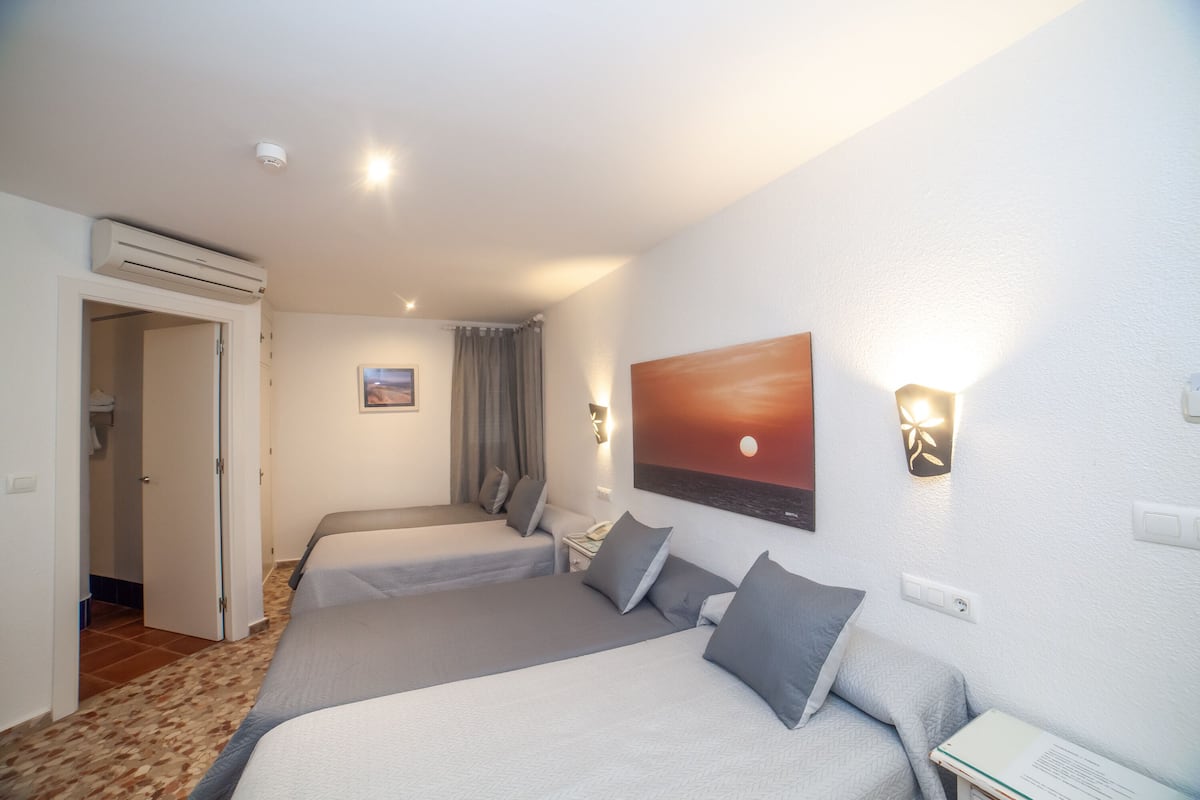 Quadruple Room, Private Bathroom | Desk, iron/ironing board, free WiFi, bed sheets