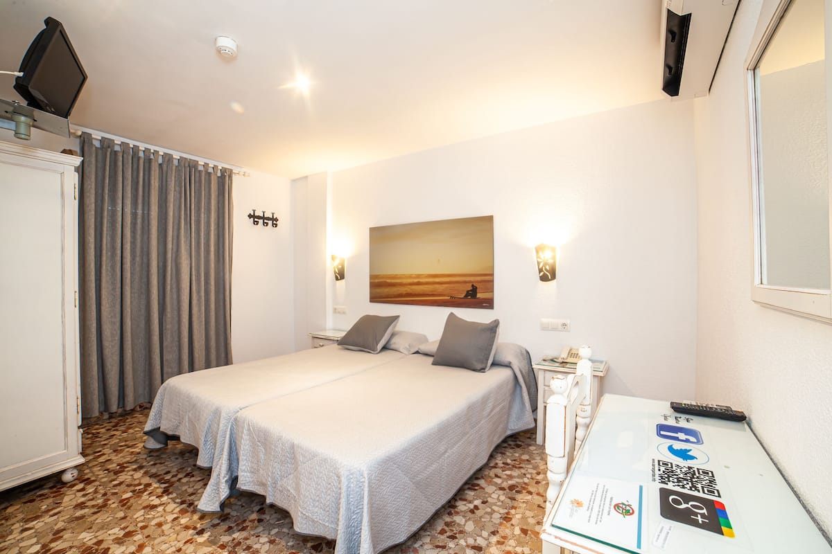 Habitacion 2 camas , o cama de matrimonio | Desk, iron/ironing board, free WiFi, bed sheets