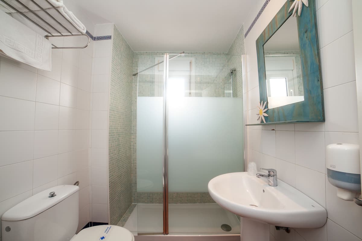 Shower, free toiletries, hair dryer, towels