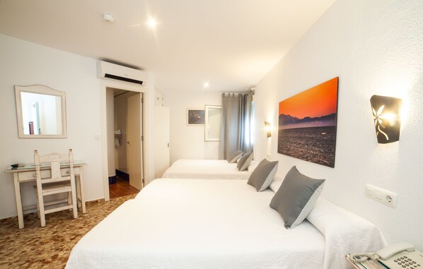 Chambre Quadruple, salle de bains privée | Vue de la chambre