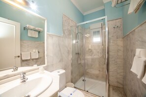 Shower, free toiletries, hair dryer, towels - Margaritas 21 Rooms (Tarifa)