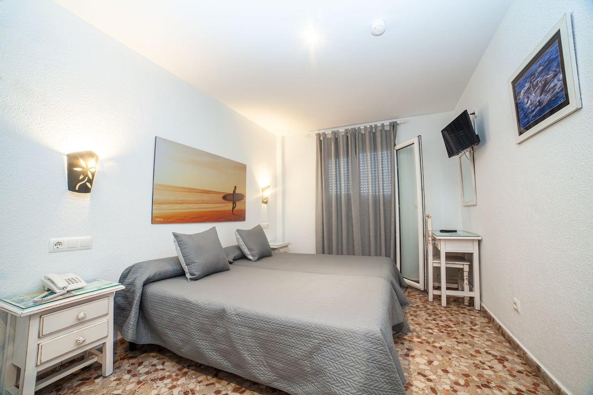 Double Room, Balcony | Desk, iron/ironing board, free WiFi, bed sheets