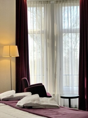 ห้องเอ็กเซกคิวทีฟดับเบิล, เตียงใหญ่ 1 เตียง | ห้องนั่งเล่น | ทีวี