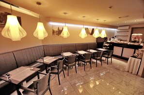 อาหารเช้าแบบบุฟเฟ่ต์ทุกวัน (EUR 12.50 ต่อคน)