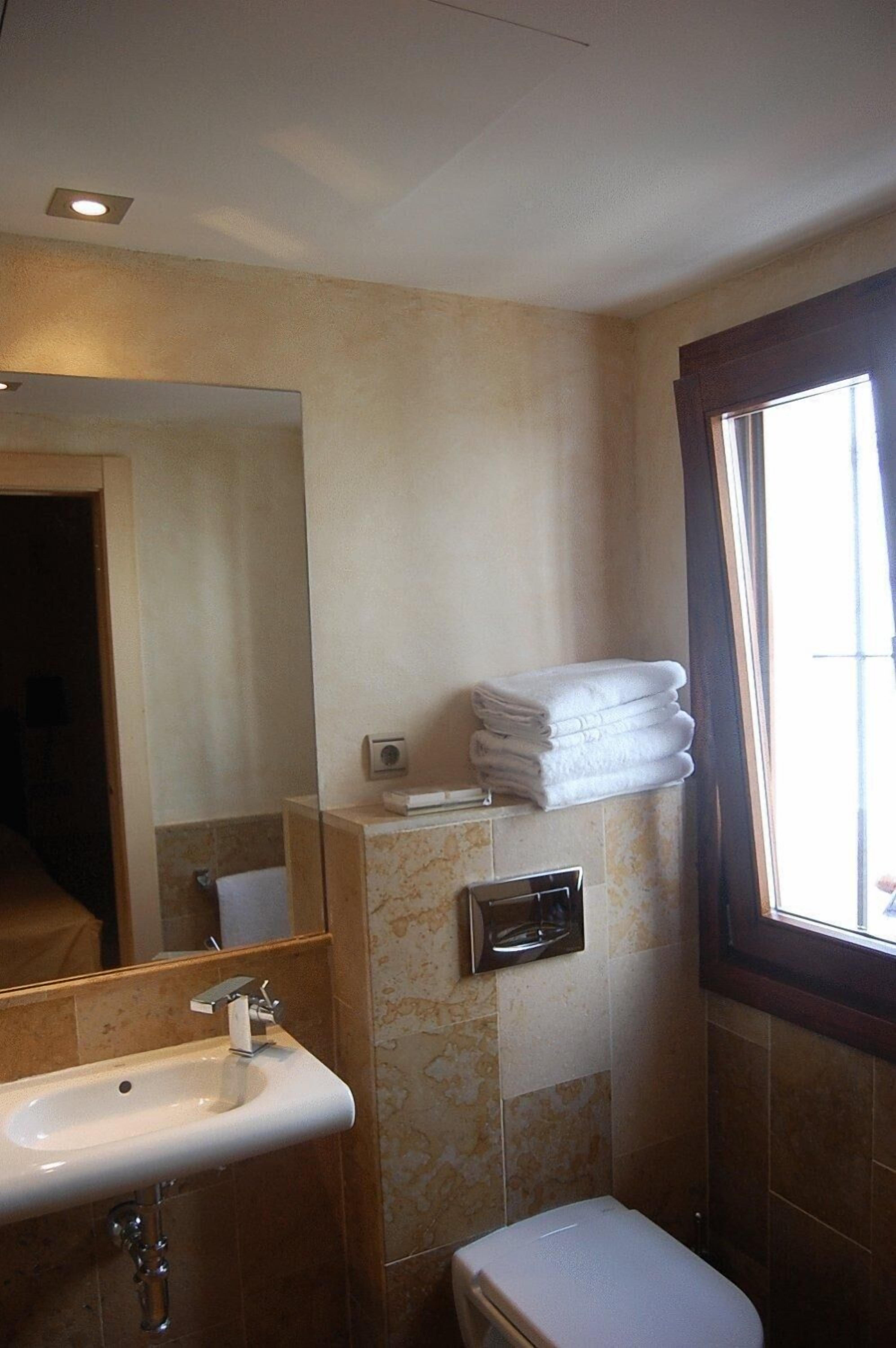 shower, rainfall showerhead, free toiletries, hair dryer