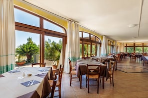 Déjeuner et dîner servis sur place, spécialités Cuisine locale