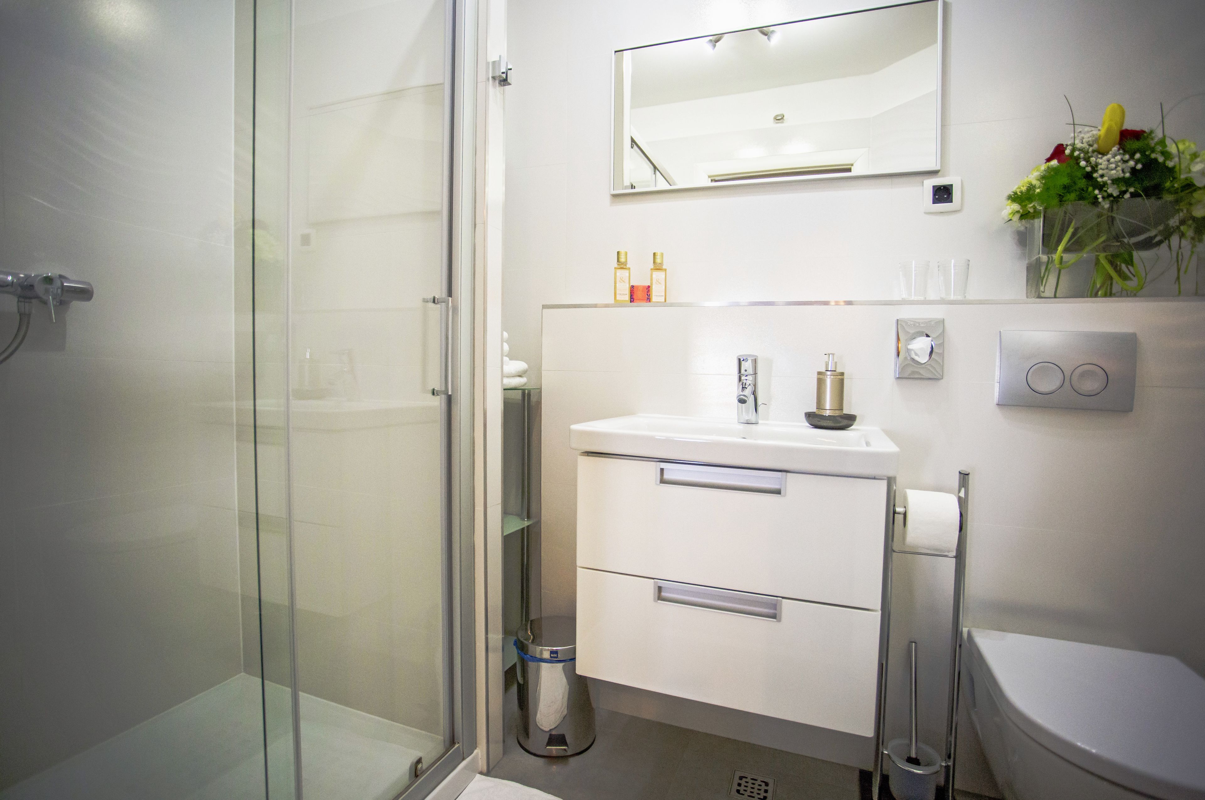 Deluxe Apartment, One Bedroom, View on Imperial Square Peristil | Badezimmer | Hydromassagedusche, Designer-Toilettenartikel, Haartrockner, Hausschuhe