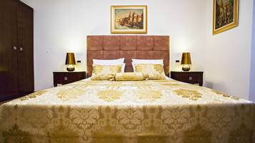 1 bedroom, Egyptian cotton sheets, premium bedding, memory-foam beds