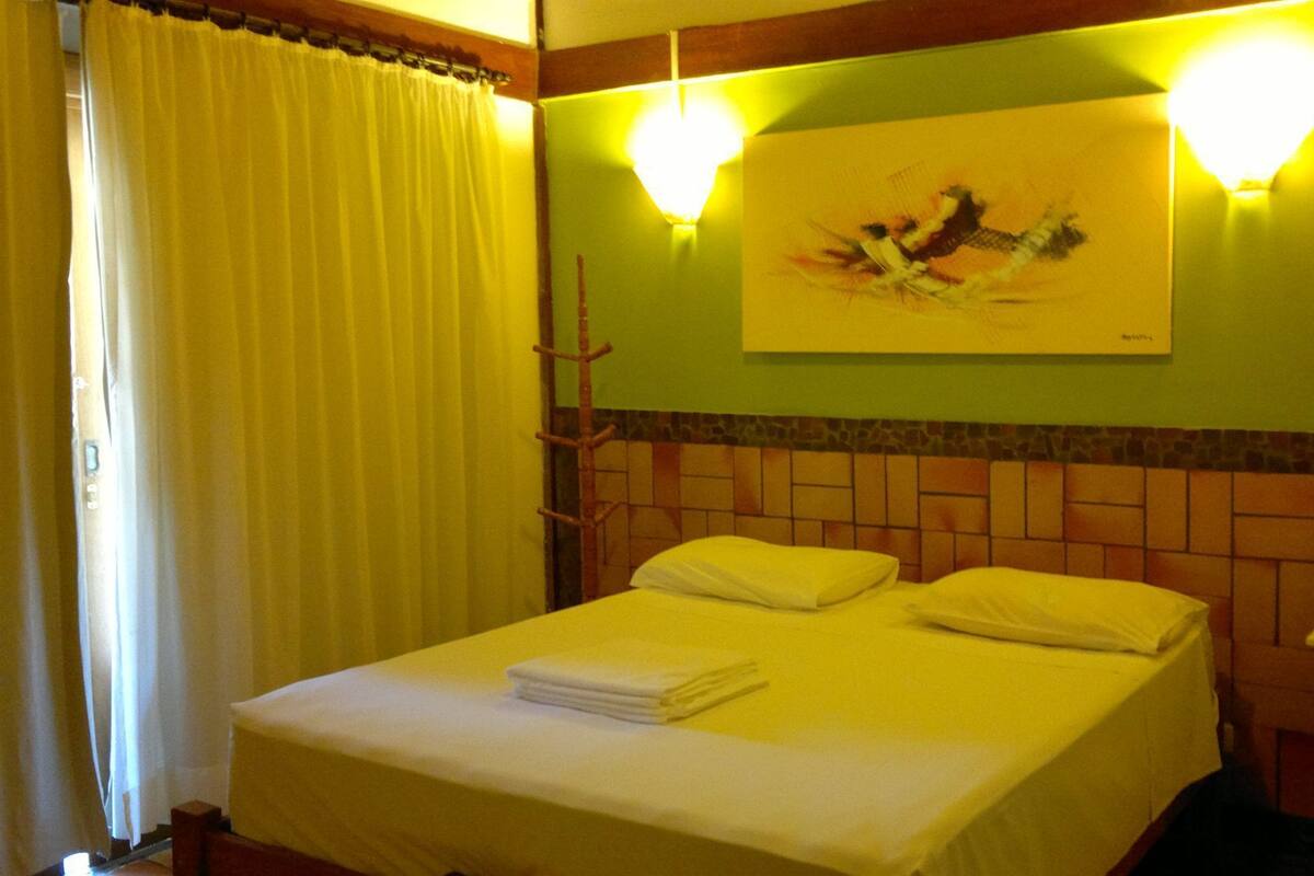 1 habitación, muebles diferentes y cortinas blackout