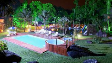 2 albercas al aire libre y camastros