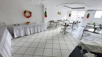 Café da manhã com buffet grátis todos os dias