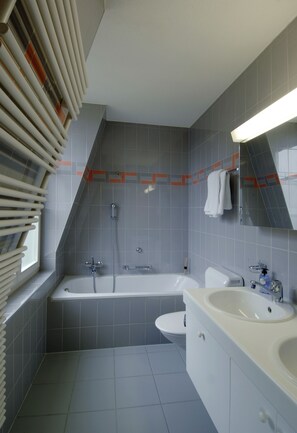 Deluxe Apartment, 4 Bedrooms, City View | Bathroom