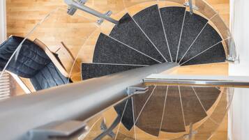 Hypo-allergenic bedding, minibar, desk, soundproofing