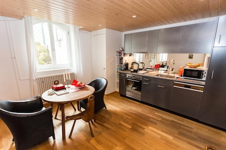 Full-size fridge, oven, stovetop, coffee/tea maker