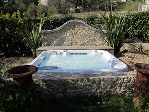 Bain à remous extérieur