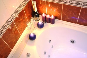 Appartamento Romantico, idromassaggio, vista città | Bagno | Combinazione doccia/vasca, vasca idromassaggio, set di cortesia gratuito