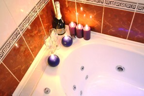 Romantic Apartment, Hot Tub, City View | Bathroom | Combined shower/tub, jetted tub, free toiletries, hair dryer