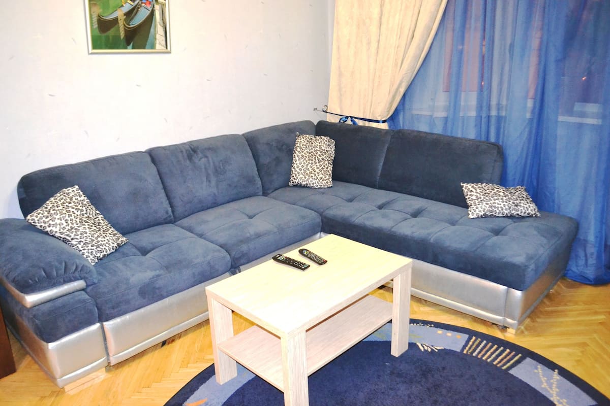 Appartamento Deluxe, 1 camera da letto, frigorifero e microonde, vista città | Soggiorno | TV a schermo piatto 82 cm con canali satellitari, TV, lettore DVD