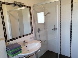 Appartamento, 2 camere da letto, balcone, vista montagna (Typ D) | Bagno | Doccia, asciugacapelli, asciugamani