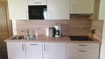 Standard Apartment, 2 Bedrooms, Balcony, Mountain View (Typ A) | Private kitchen | Fridge, stovetop, coffee/tea maker, electric kettle