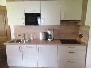 Standard Apartment, 2 Bedrooms, Balcony, Mountain View (Typ A) | Private kitchen | Fridge, stovetop, coffee/tea maker, electric kettle
