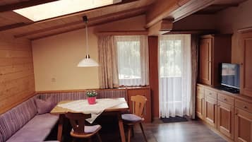 Comfort Apartment, 2 Bedrooms, Balcony, Mountain View (Typ B) | Living room | Flat-screen TV