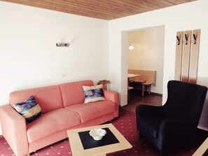 Apartamento, 2 habitaciones, balcón, vistas a la montaña (Typ D) | Zona de estar | Una televisión de pantalla plana