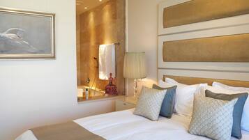 1 bedroom, Egyptian cotton sheets, premium bedding, in-room safe