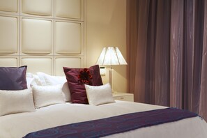 1 bedroom, Egyptian cotton sheets, premium bedding, in-room safe